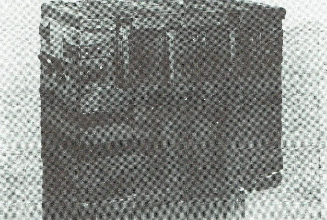 Oude koffer van de Heilige-Geesttafel, bewaard op de pastorie.