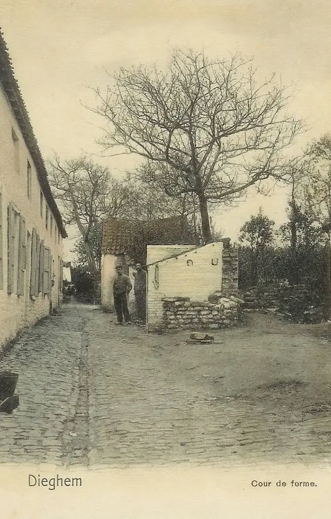 Oude prentkaart: straat langs een muur, bij de pastorie.